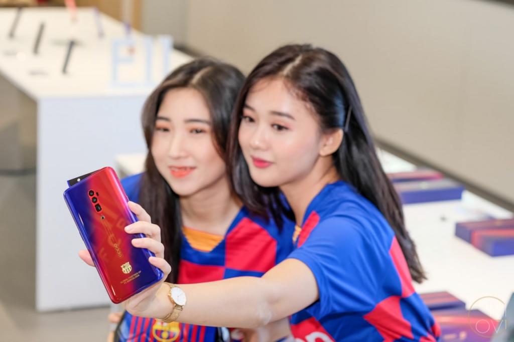 oppo-reno-10x-zoom-fc-barcelona-migovi-0313