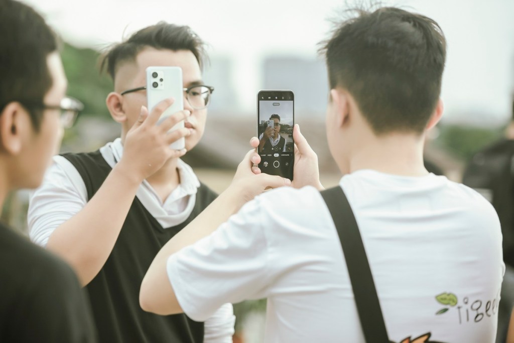 realme-9-camera-prolight-buds-q2s-migovi-3