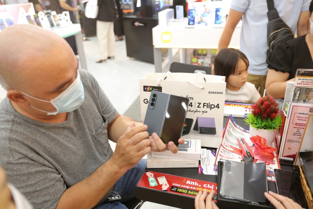 fpt-shop-galaxy-z-fold4-flip4-500-may-1-gio-migovi-6