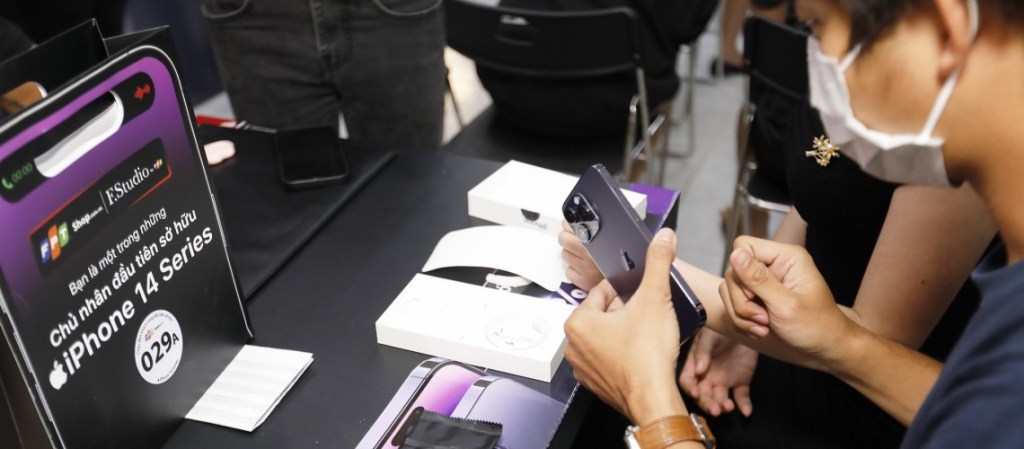 featured-ky-luc-fpt-shop-ngay-dau-mo-ban-iphone-14-series-migovi