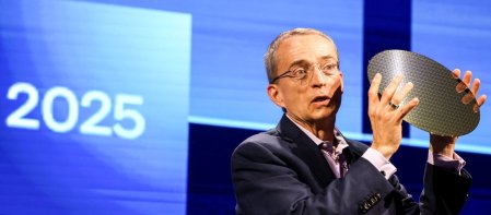 Intel CEO Pat Gelsinger holds a sample of a wafer during his keynote speech at the Computex 1140x500
