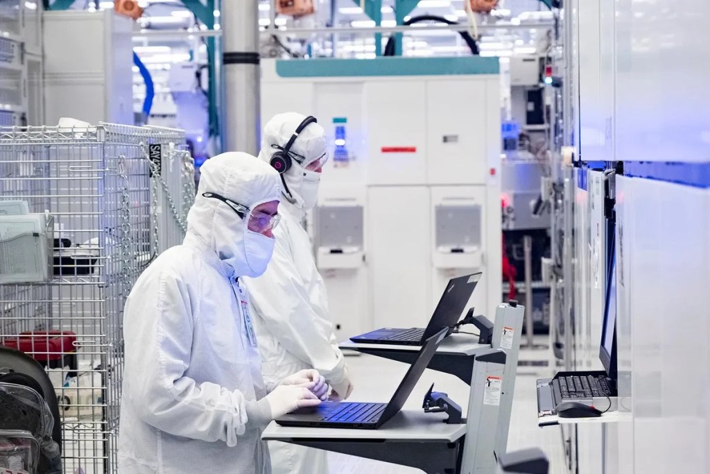 Intel to lay off fab workers 1200