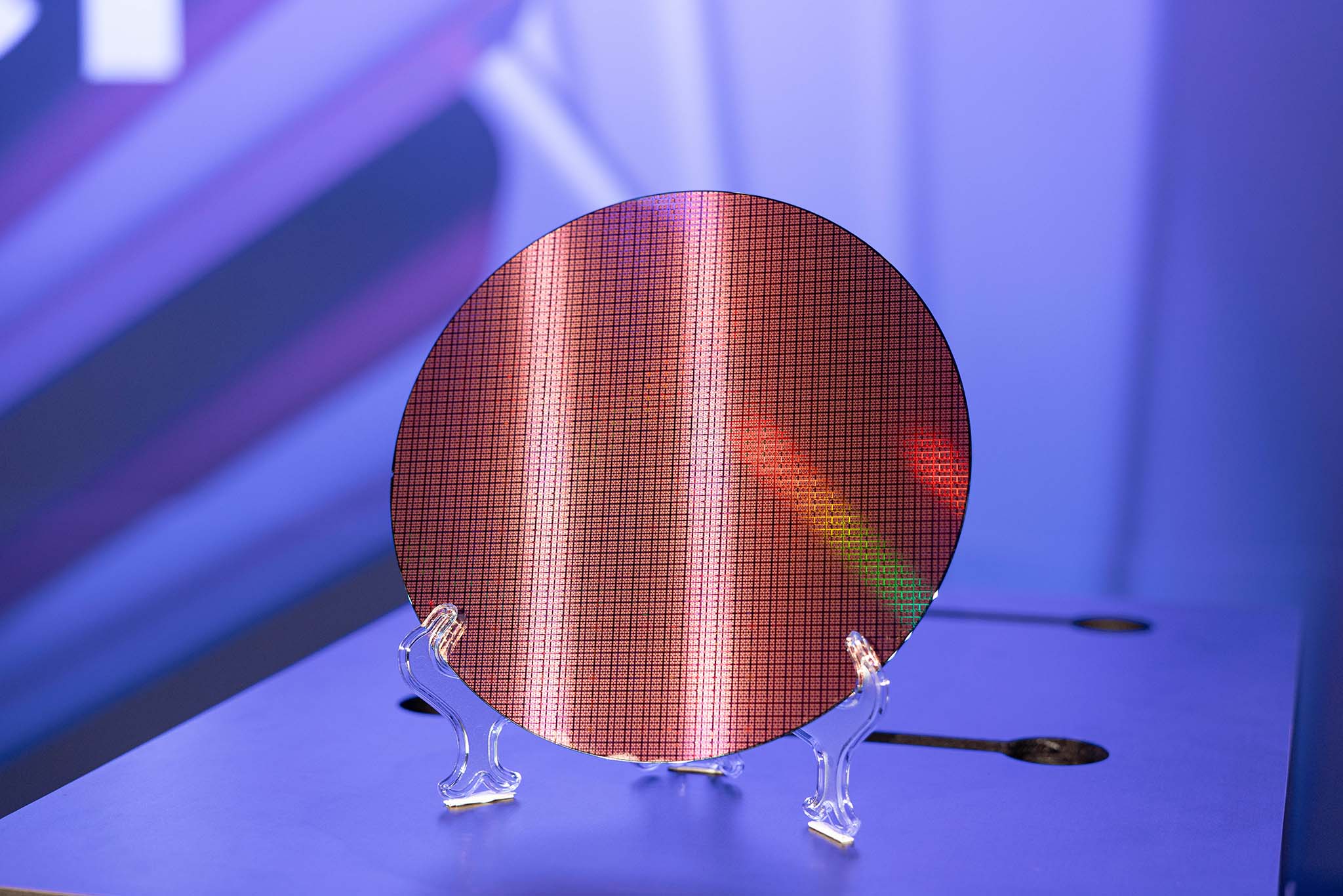 Intel 18a Wafer En