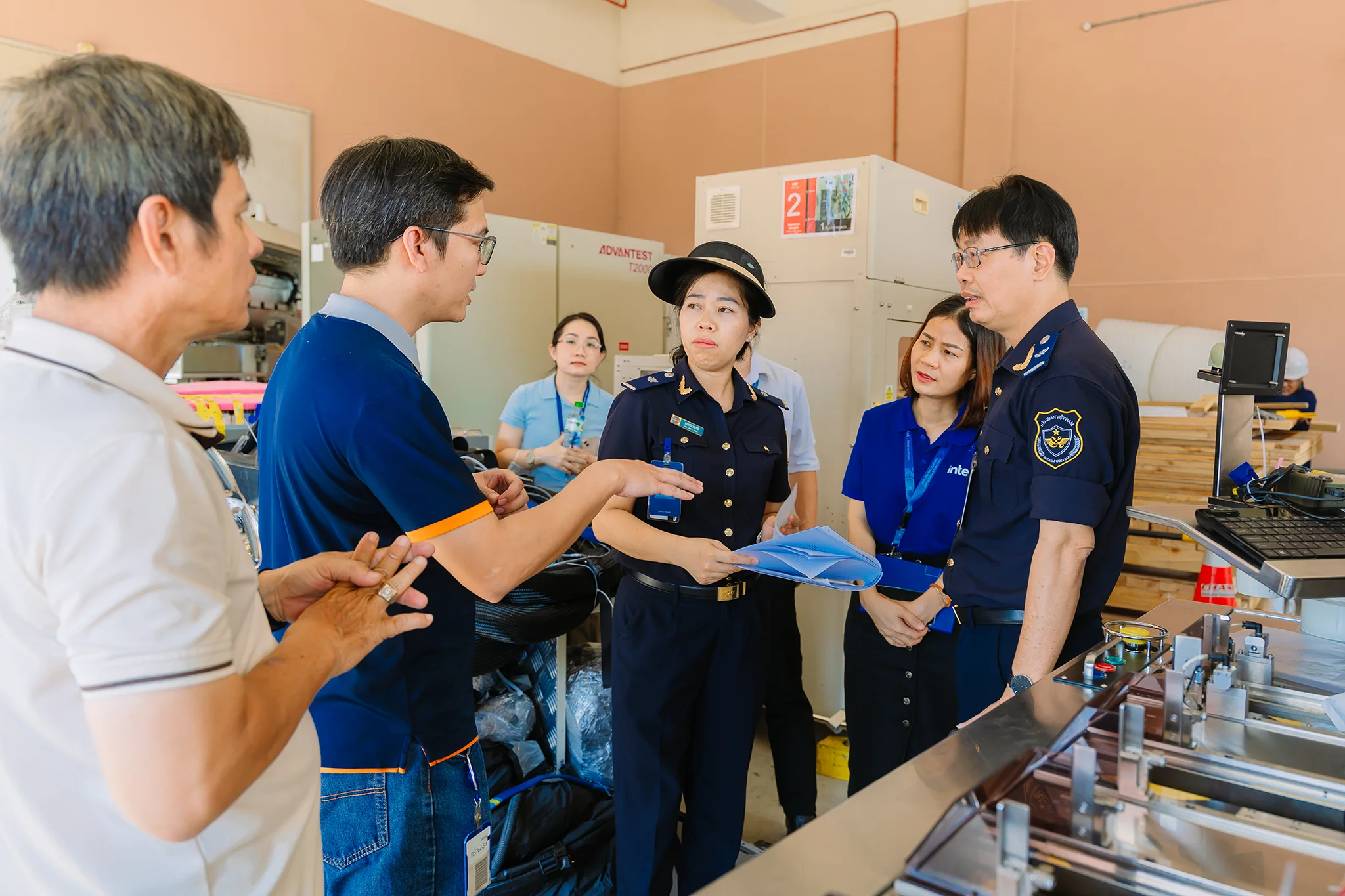 Intel Tang 31 Thiet Bi San Xuat Chip Shtp Vnu Ha Noi 1